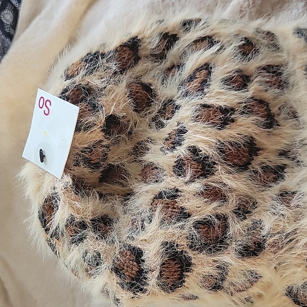 WINTER HAT - Picture 2 of 4
